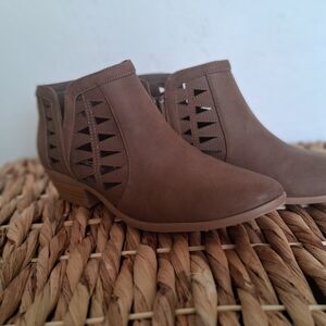 SODA SIZE 6.5 BOHO-CHIC Taupe Cutout Low Heel Ankle Booties